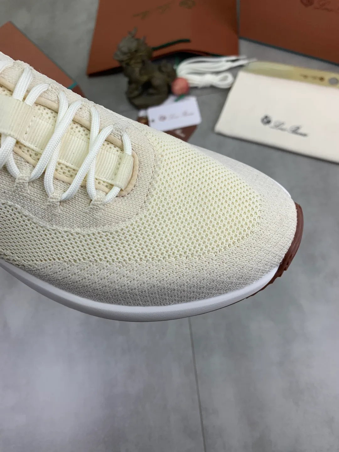 Men's men's shoes 💰P542 New style 💰High quality The latest casual shoes Loro Piana 💯Top grade💯Buy the original copy💯 Founded the existing Loro Piana company on April 24, 1924. The family has been operating for the sixth generation, providing top quality products to customers who are discerning in taste and quality. Imported original fly woven fabrics with cowhide fabric, plain calfskin lining, hand-stitched threads with cowhide feet, original packaging, high-end outsole, size: 38-46, multiple colors available, complete package